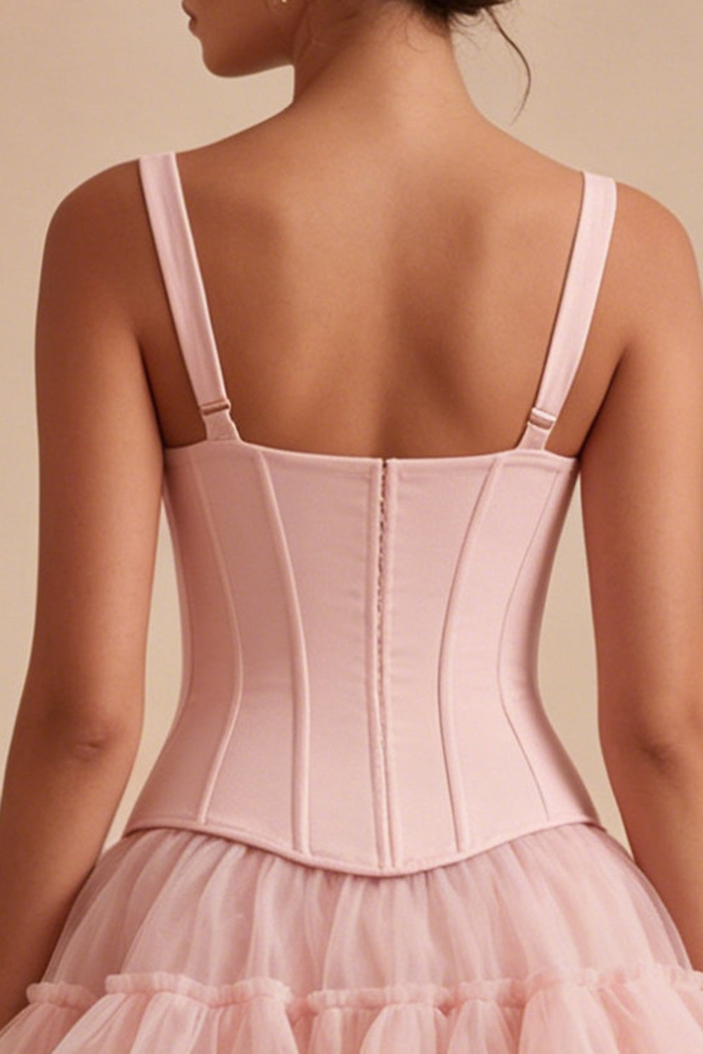 Robe de bal rose trapèze courte, corset, bretelles épaisses et volants