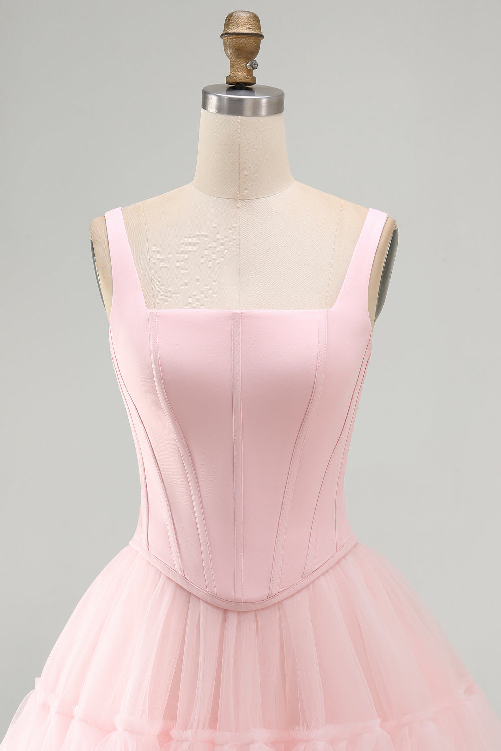 Robe de bal rose trapèze courte, corset, bretelles épaisses et volants