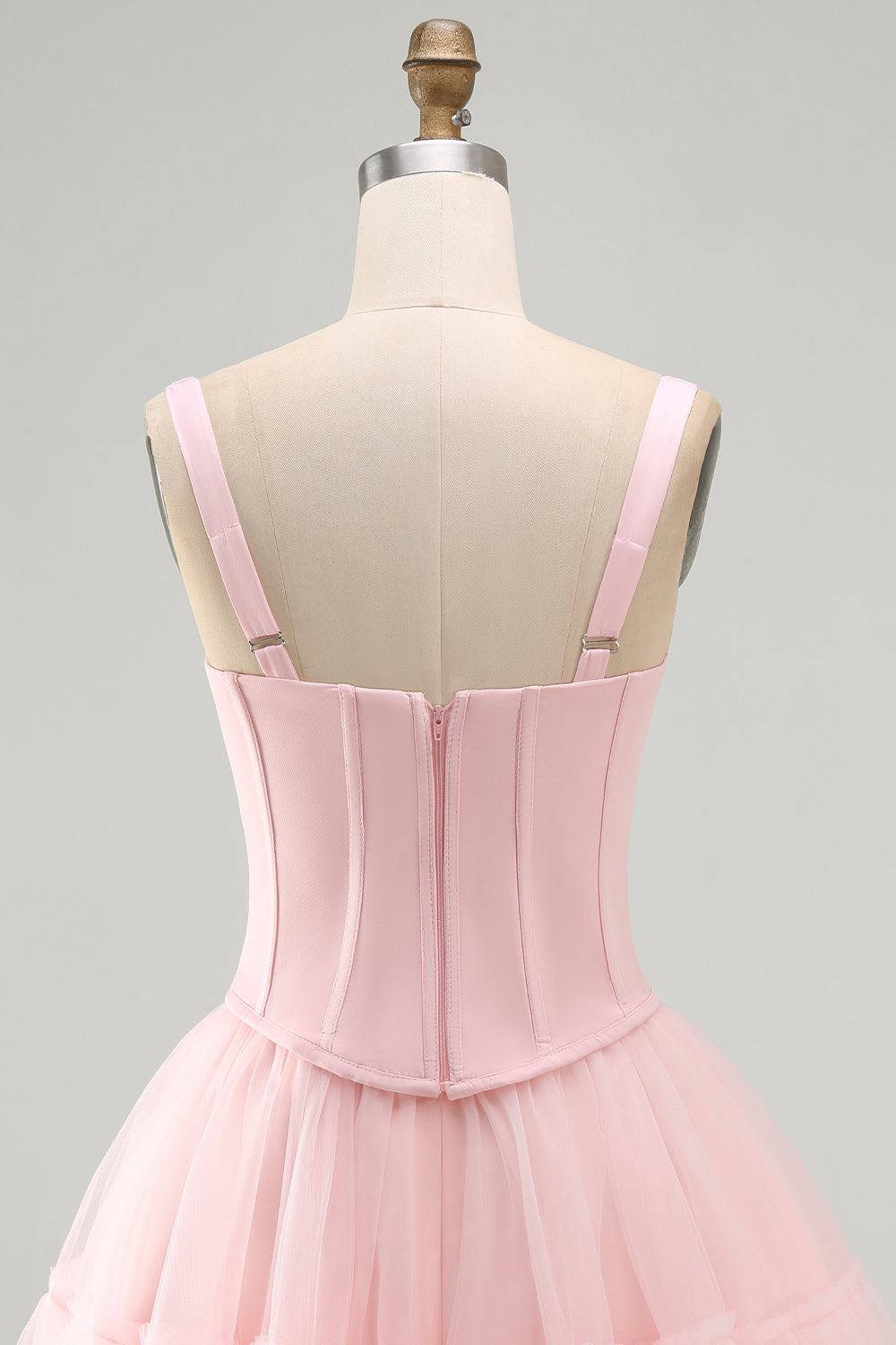 Robe de bal rose trapèze courte, corset, bretelles épaisses et volants