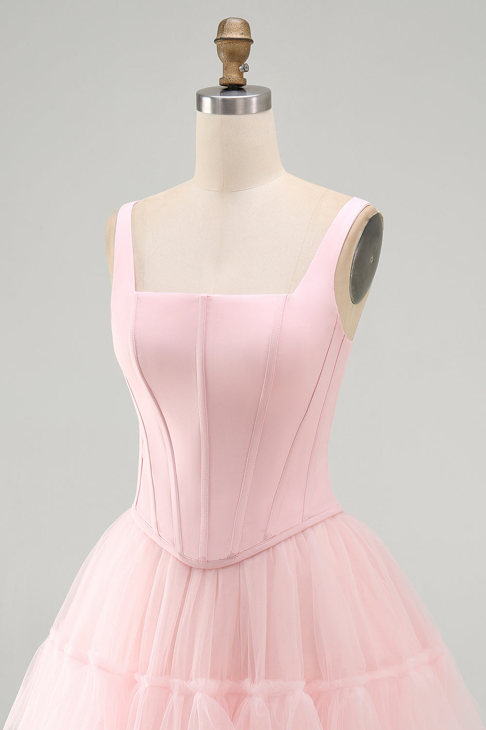 Robe de bal rose trapèze courte, corset, bretelles épaisses et volants
