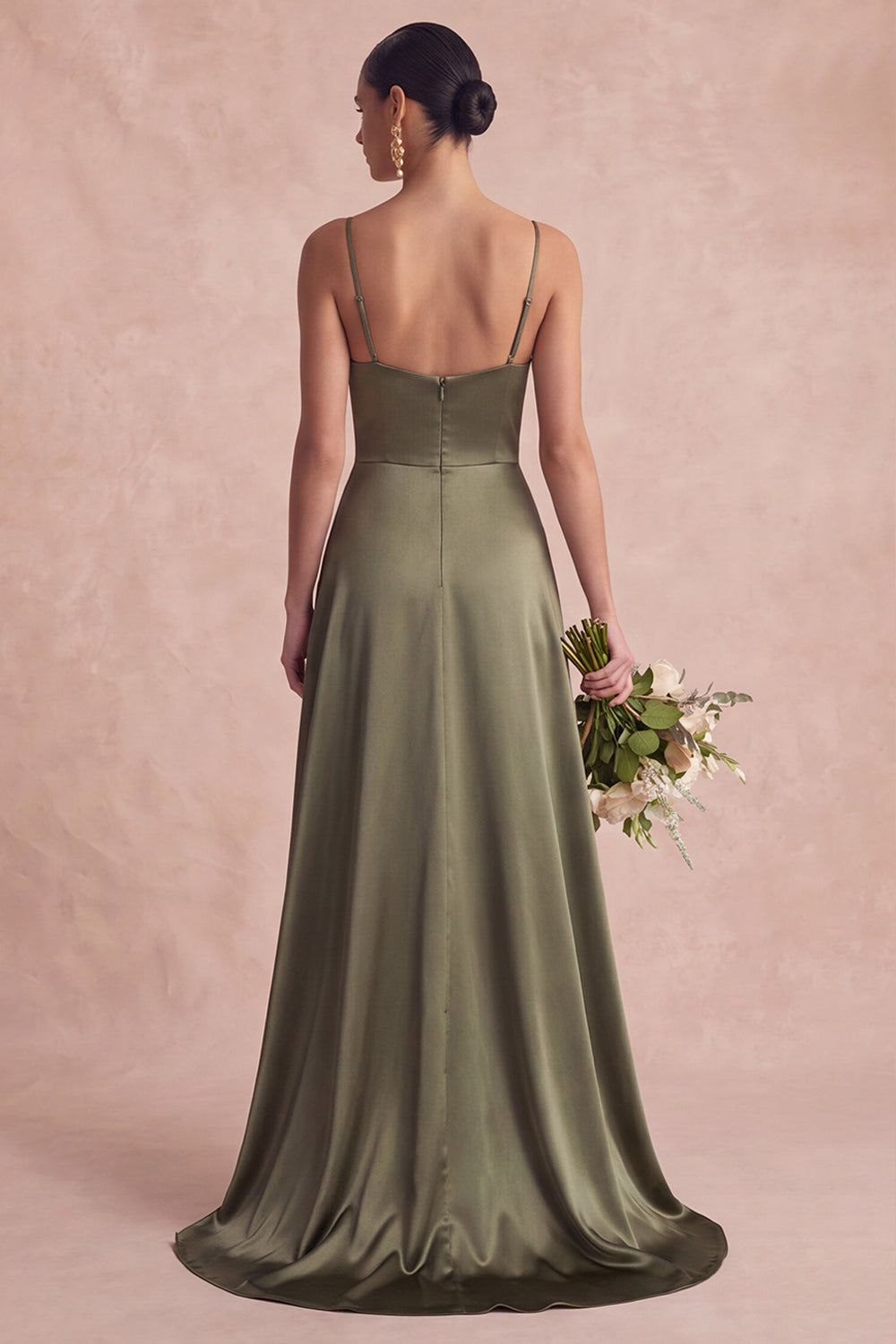 Robe longue de demoiselle d'honneur en satin coupe évasée à fines bretelles vert olive