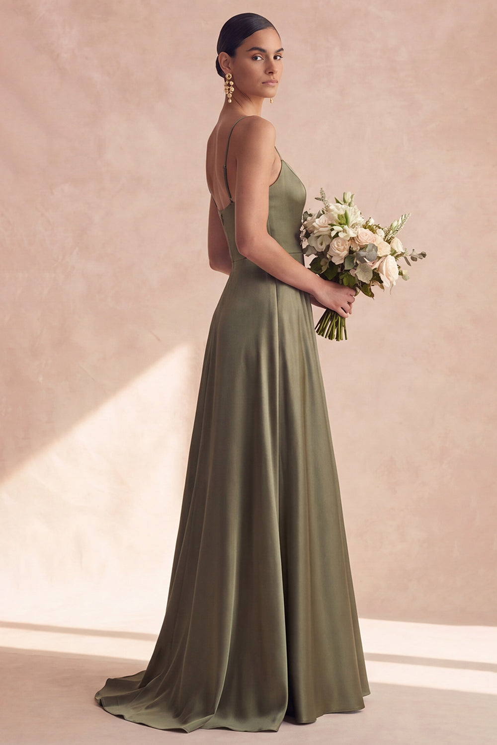 Robe longue de demoiselle d'honneur en satin coupe évasée à fines bretelles vert olive