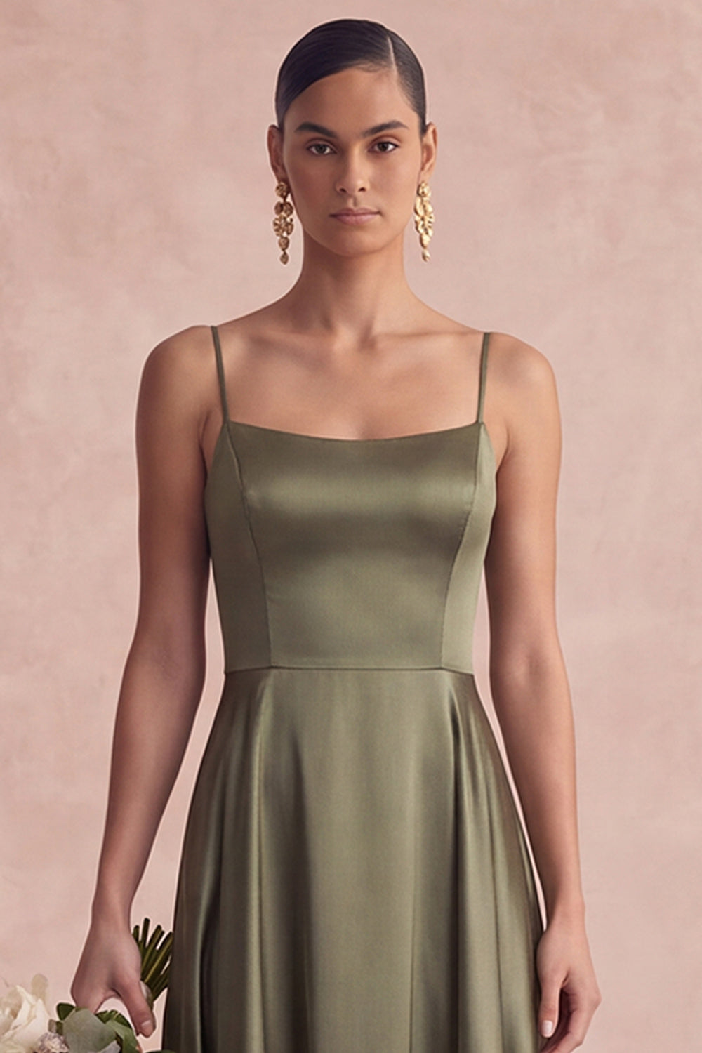 Robe longue de demoiselle d'honneur en satin coupe évasée à fines bretelles vert olive
