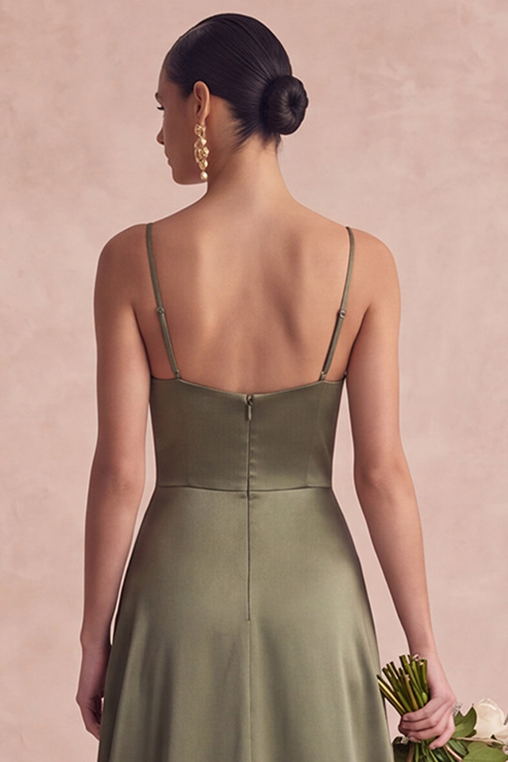 Robe longue de demoiselle d'honneur en satin coupe évasée à fines bretelles vert olive