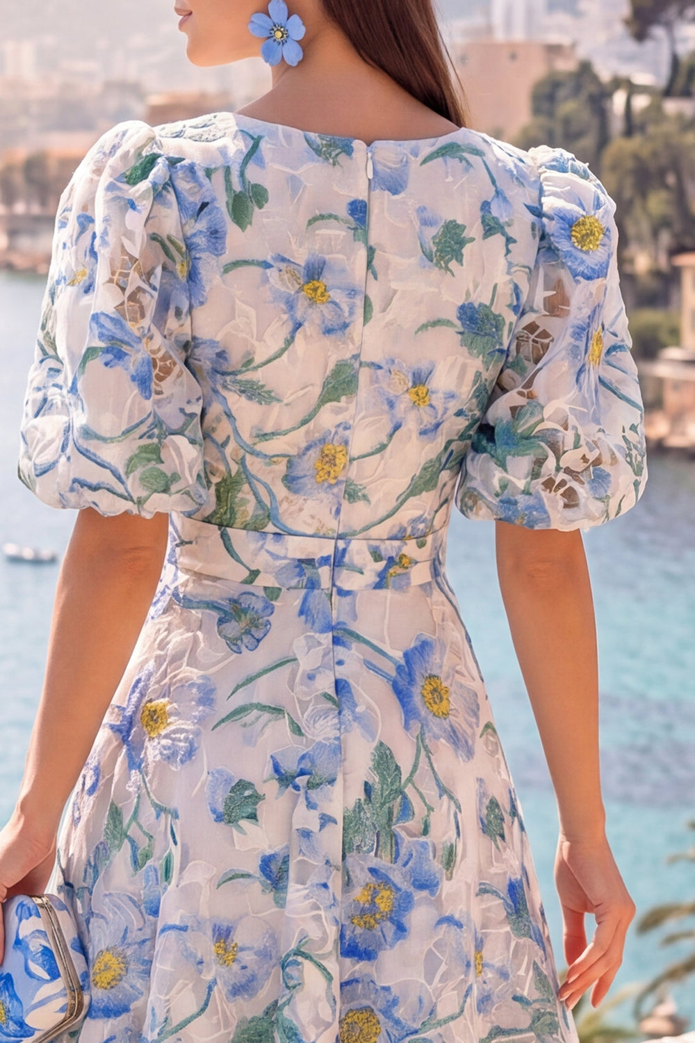 Robe midi florale bleue à col en V, coupe trapèze et manches bouffantes