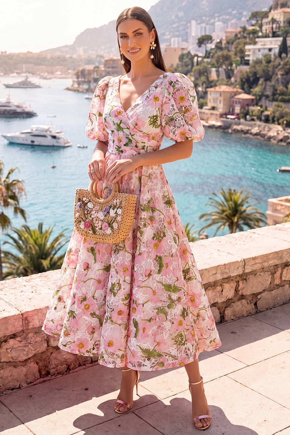 Robe midi florale bleue à col en V, coupe trapèze et manches bouffantes