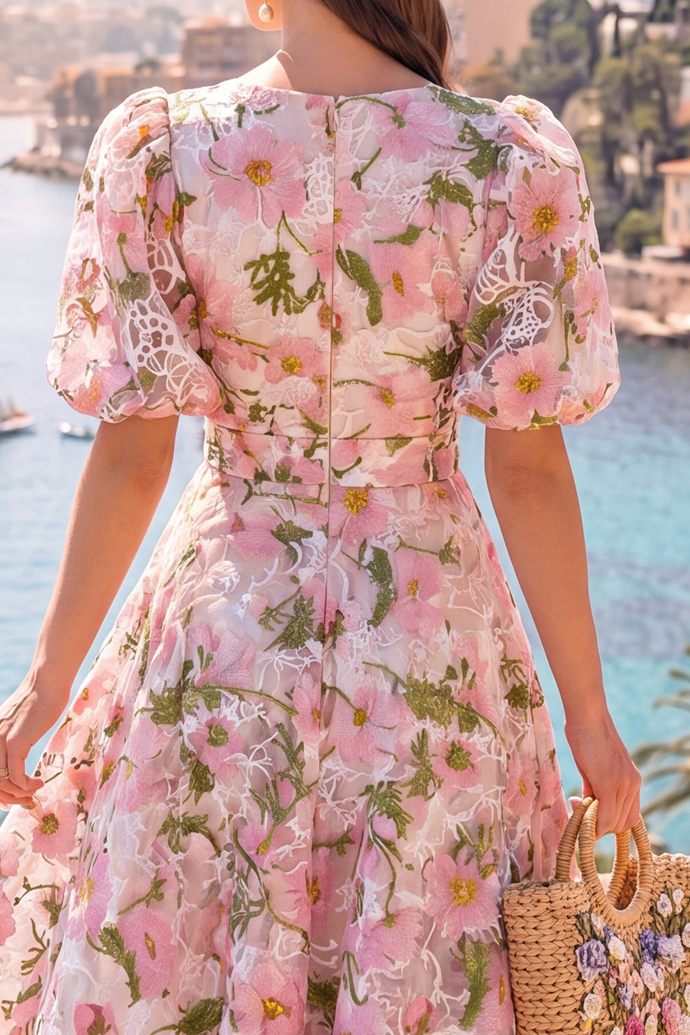 Robe midi florale bleue à col en V, coupe trapèze et manches bouffantes