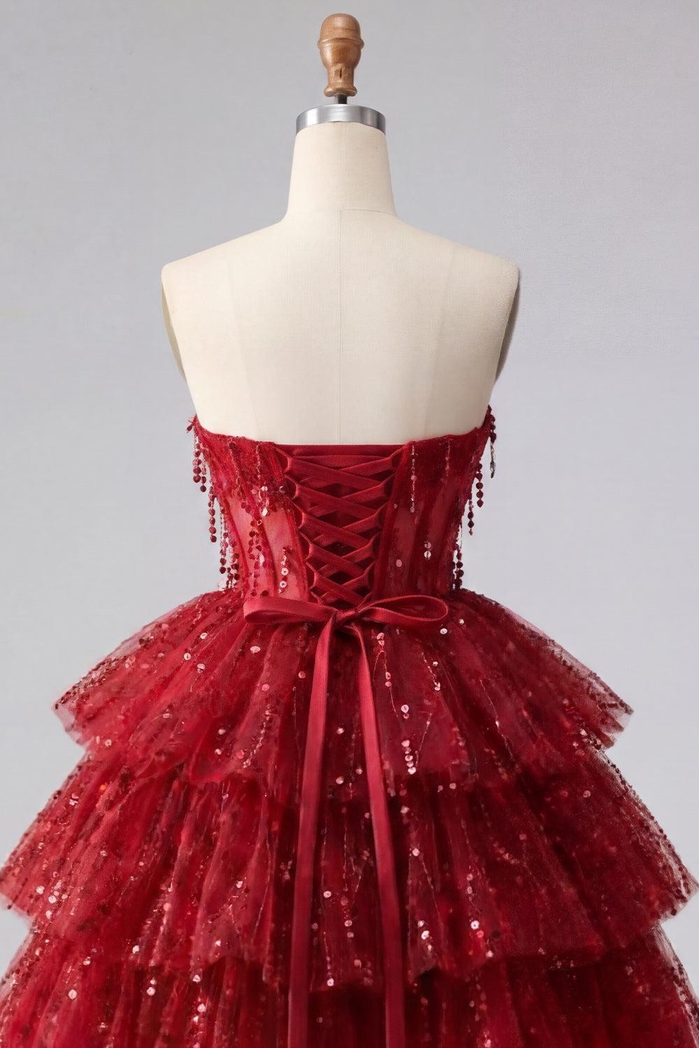 Robe de soirée bustier bordeaux ligne A avec corsage étagé et sequins