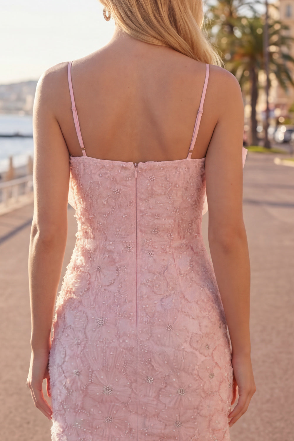 Robe de soirée moulante rose à fines bretelles ornée de perles florales et d'un nœud