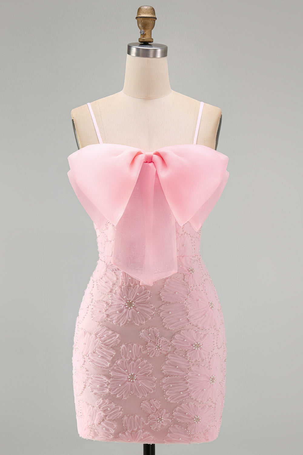Robe de soirée moulante rose à fines bretelles ornée de perles florales et d'un nœud