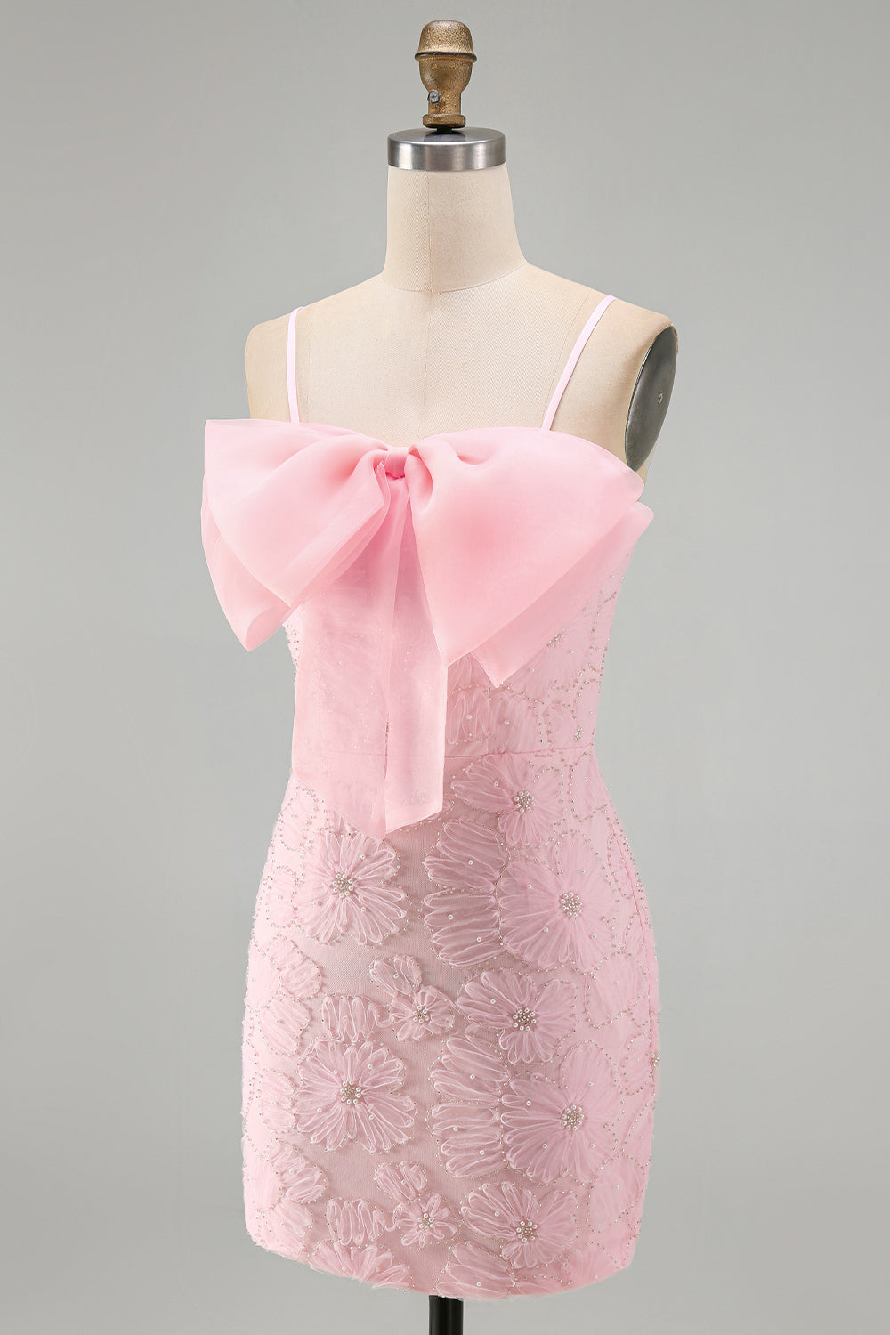 Robe de soirée moulante rose à fines bretelles ornée de perles florales et d'un nœud