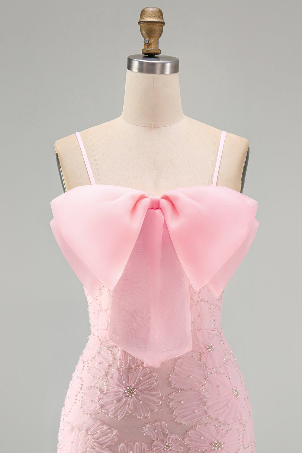 Robe de soirée moulante rose à fines bretelles ornée de perles florales et d'un nœud