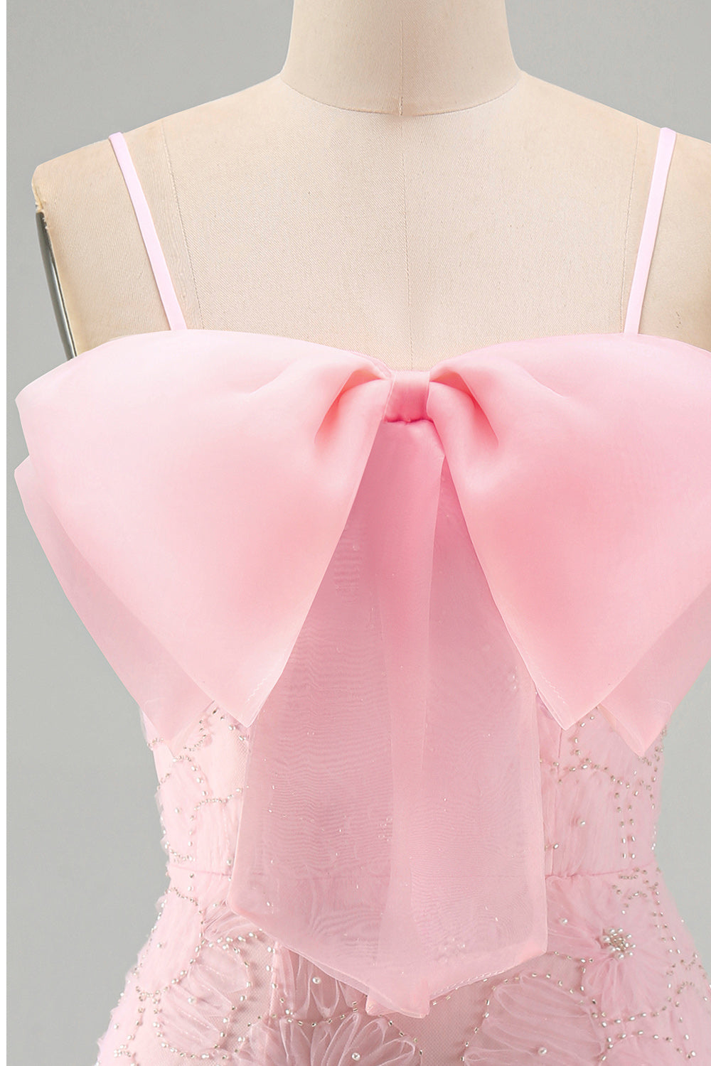 Robe de soirée moulante rose à fines bretelles ornée de perles florales et d'un nœud