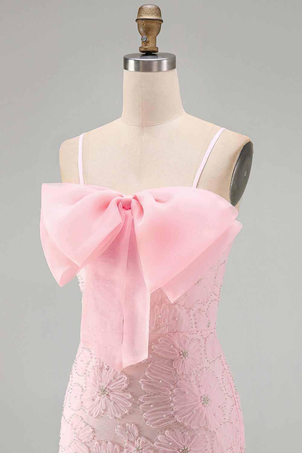 Robe de soirée moulante rose à fines bretelles ornée de perles florales et d'un nœud