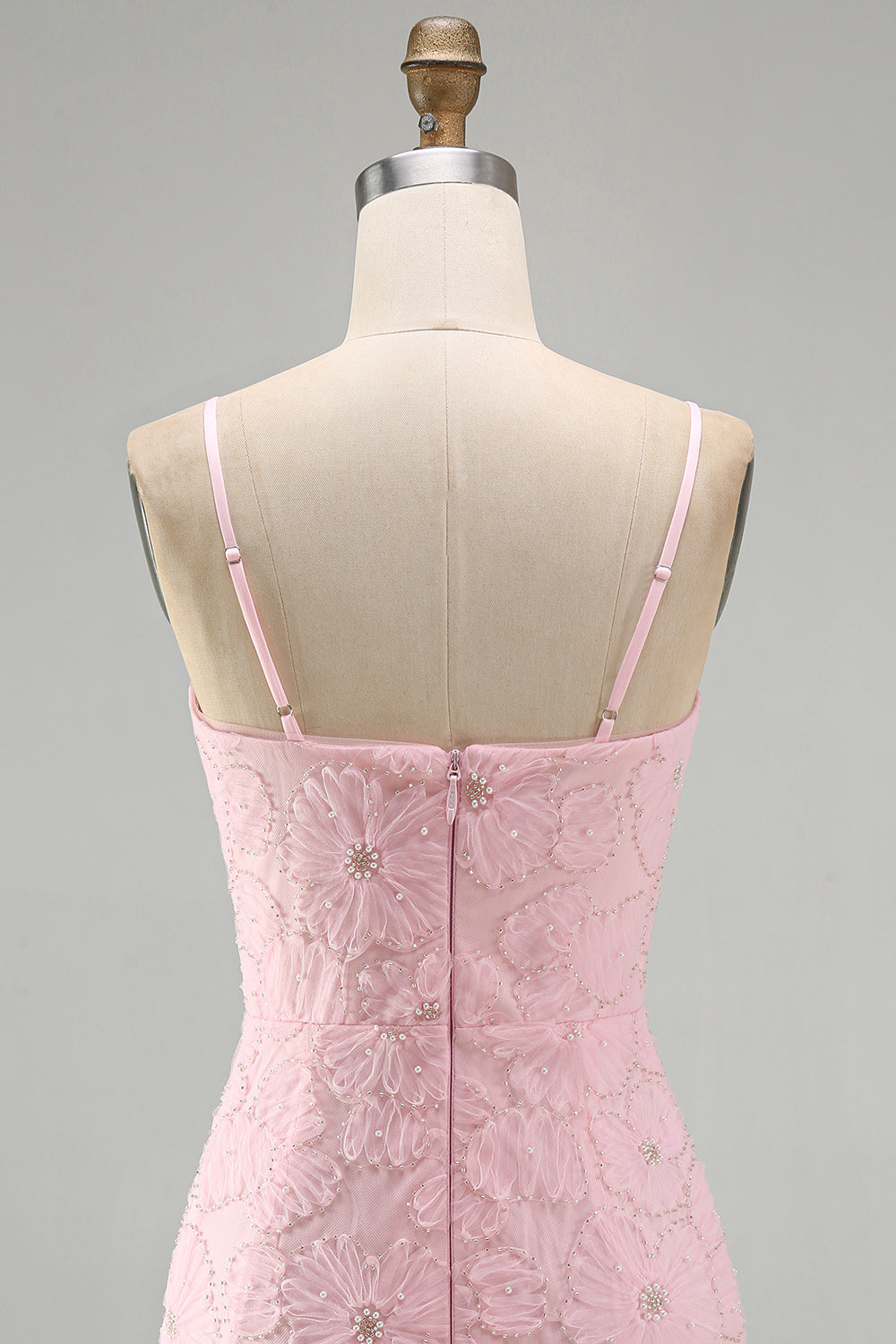 Robe de soirée moulante rose à fines bretelles ornée de perles florales et d'un nœud