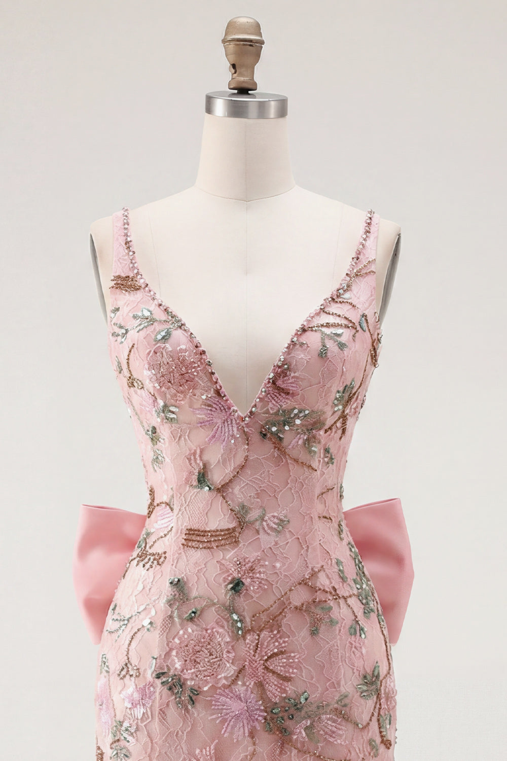 Robe de bal moulante rose à décolleté en V, motif floral et fente