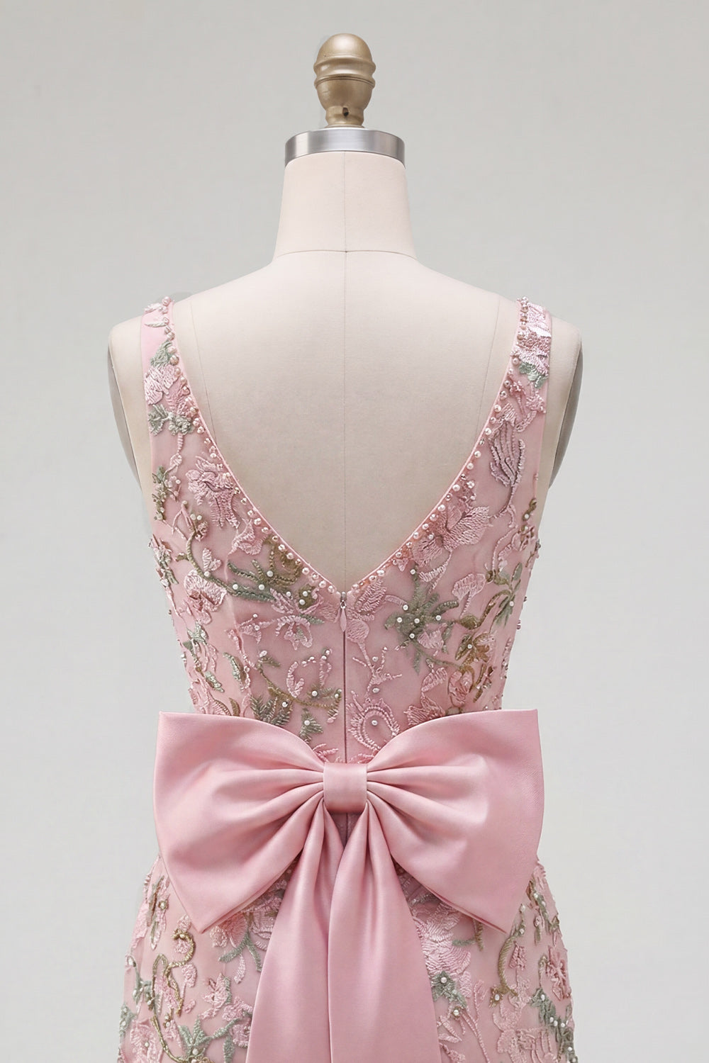 Robe de bal moulante rose à décolleté en V, motif floral et fente