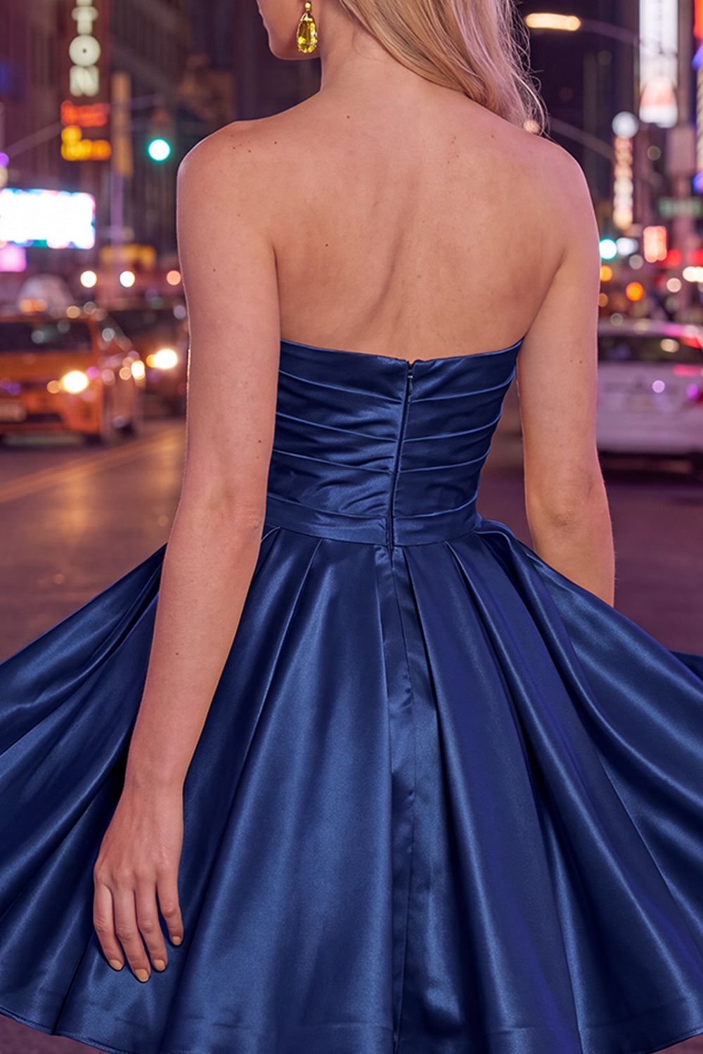Robe de cocktail bustier froncée en satin trapèze vert menthe