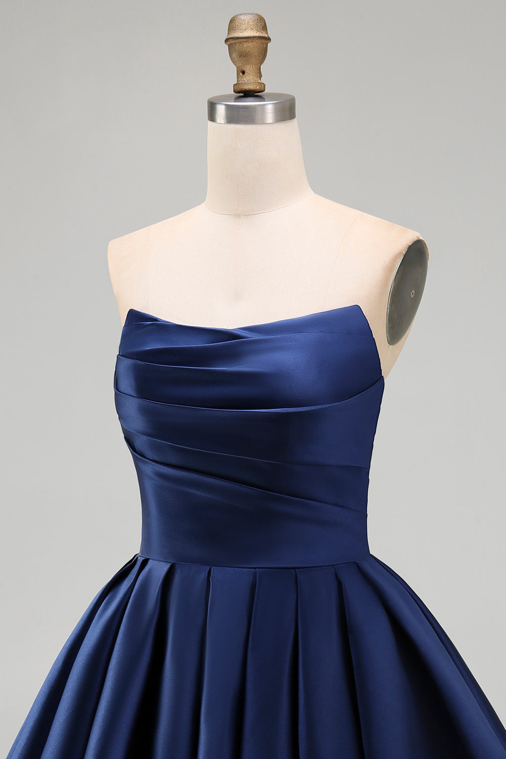 Robe de cocktail bustier froncée en satin trapèze vert menthe