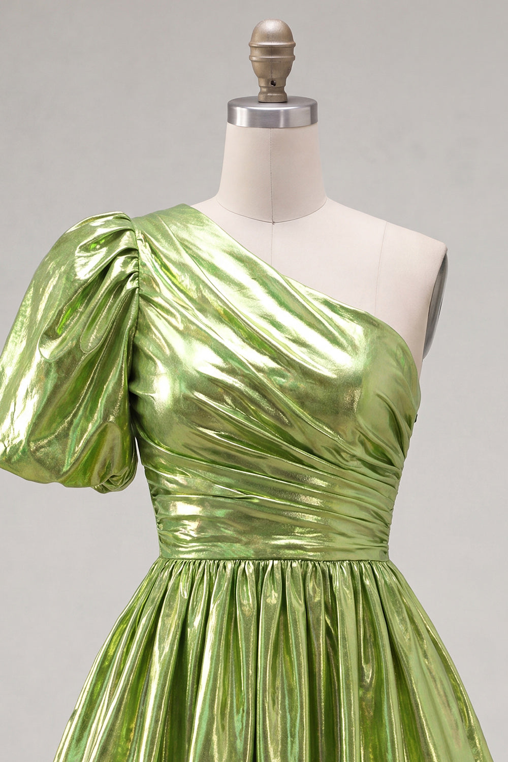 Robe de bal métallisée drapée asymétrique verte coupe trapèze