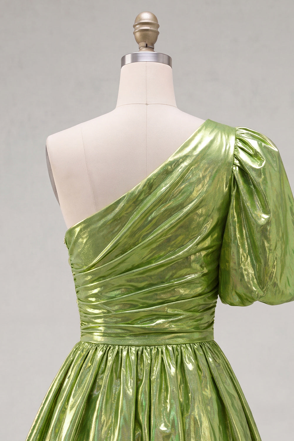 Robe de bal métallisée drapée asymétrique verte coupe trapèze