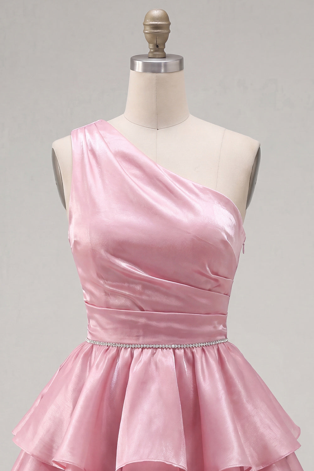 Robe de bal en mousseline rose coupe trapèze asymétrique à volants froncée avec perles