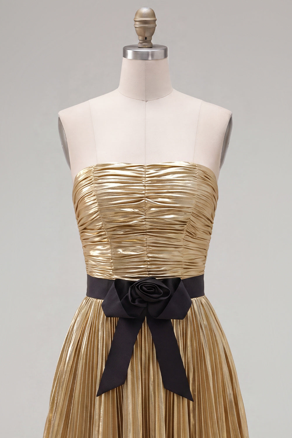 Robe de bal de fin d'année plissée froncée sans bretelles en ligne A métallique dorée avec nœud