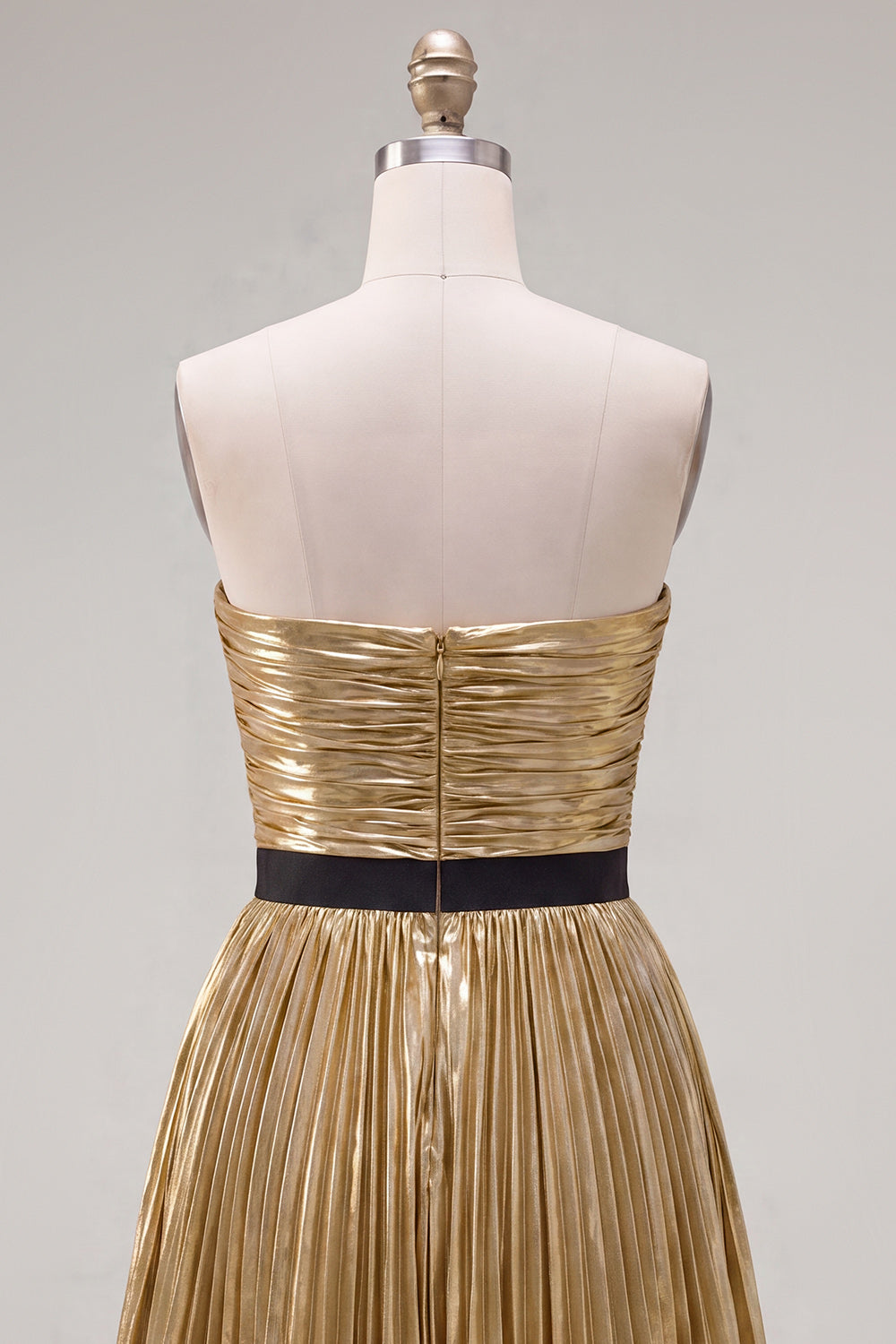 Robe de bal de fin d'année plissée froncée sans bretelles en ligne A métallique dorée avec nœud