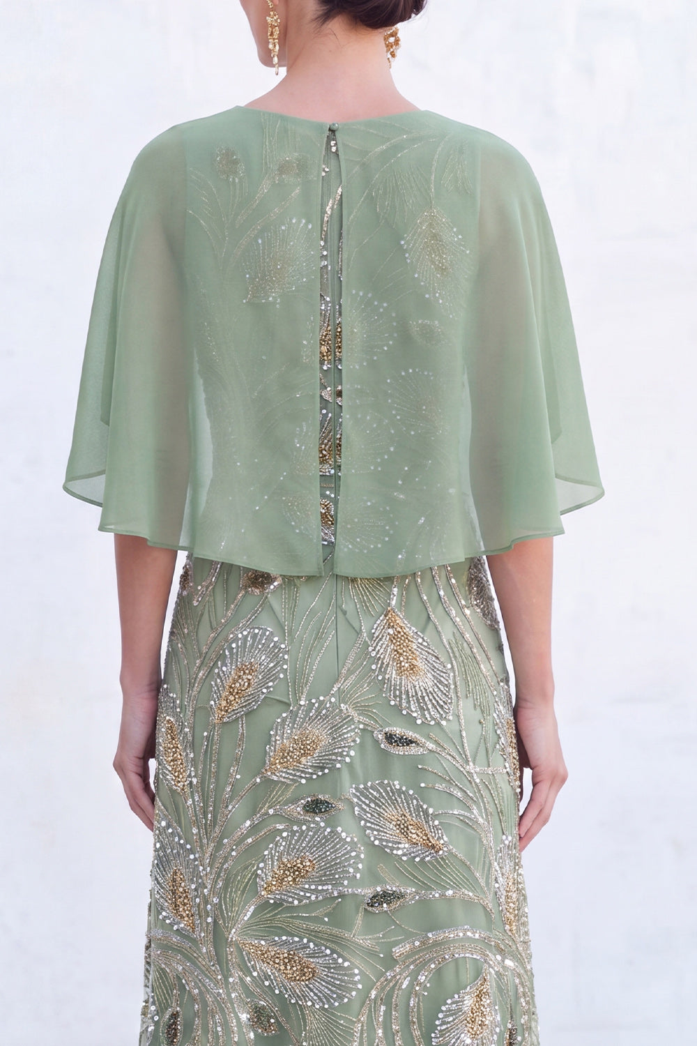 Vestido Largo Verde Línea A con Cuentas, Cuello Redondo y Capa para Madrina