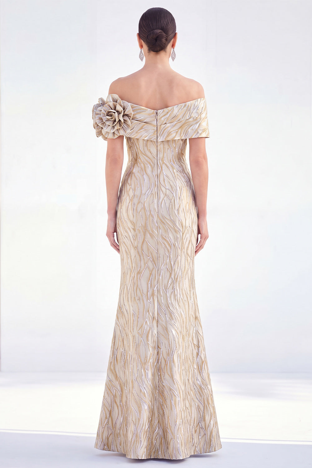 Robe de soirée sirène longue dorée à épaules dénudées avec ruchés et fleurs 3D pour la mère de la mariée