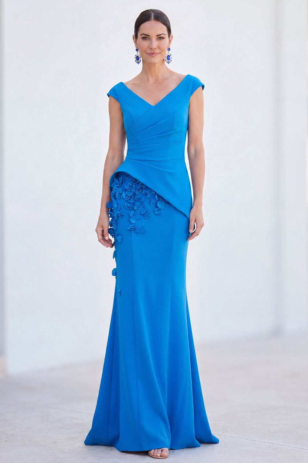 Robe longue de mère de la mariée ruchée avec col en V, manches courtes et motif floral bleu
