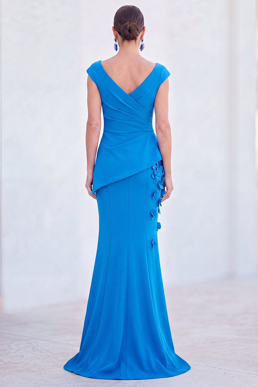 Robe longue de mère de la mariée ruchée avec col en V, manches courtes et motif floral bleu