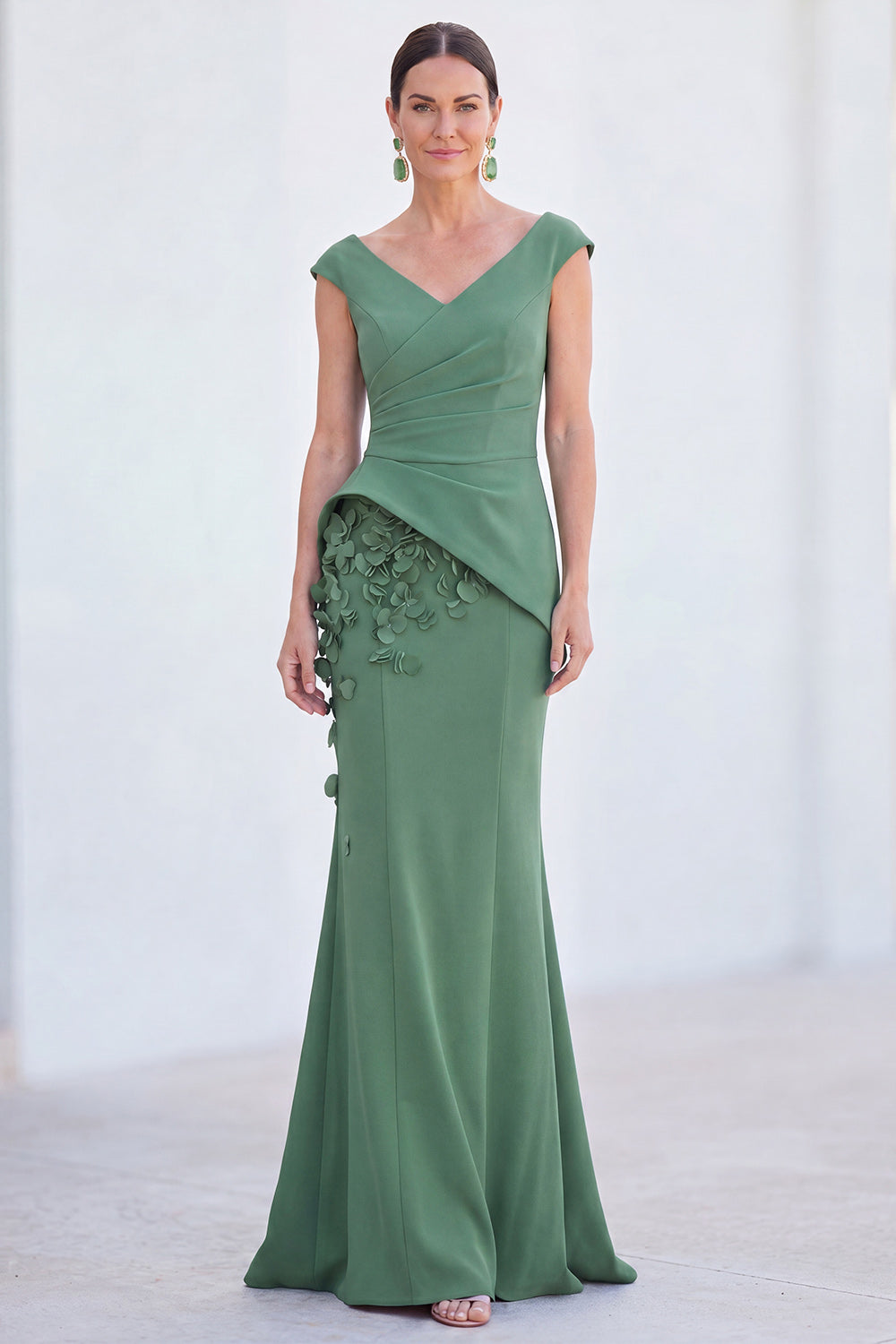 Robe longue de mère de la mariée ruchée avec col en V, manches courtes et motif floral bleu