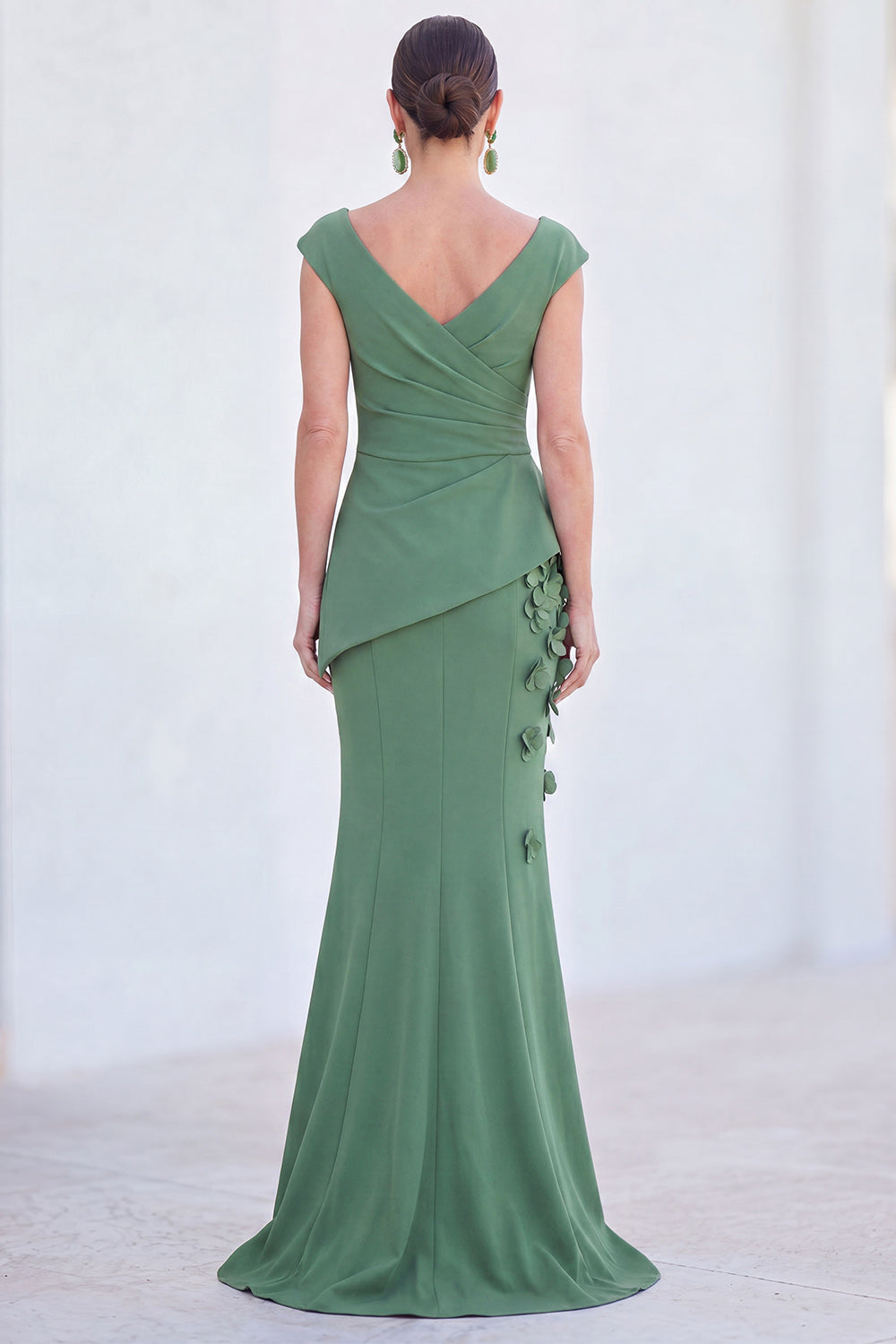 Robe longue de mère de la mariée ruchée avec col en V, manches courtes et motif floral bleu