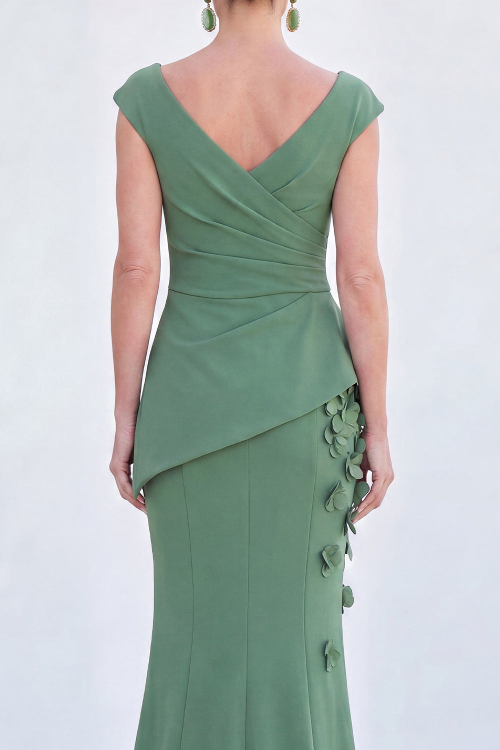 Robe longue de mère de la mariée ruchée avec col en V, manches courtes et motif floral bleu