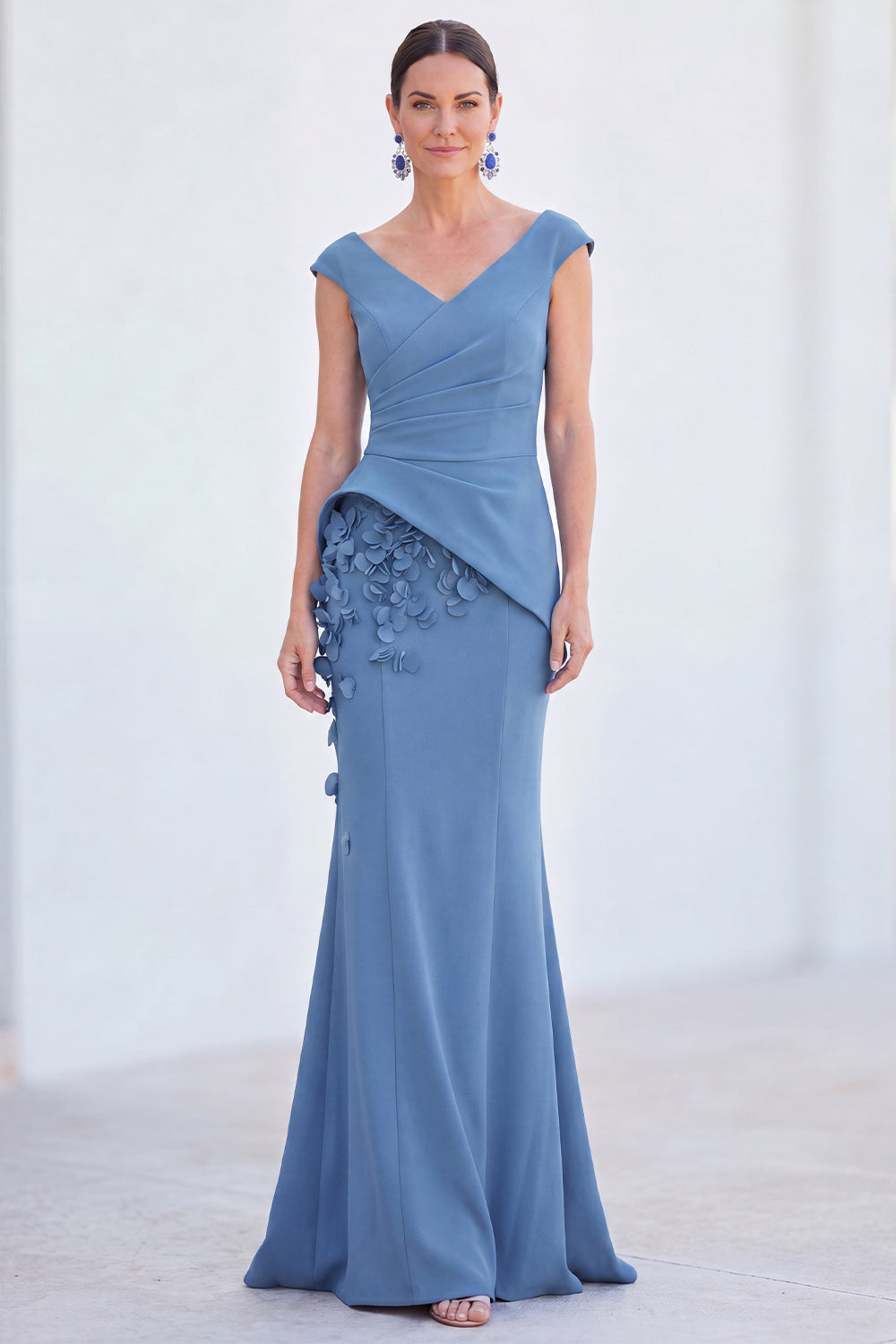 Robe longue de mère de la mariée ruchée avec col en V, manches courtes et motif floral bleu