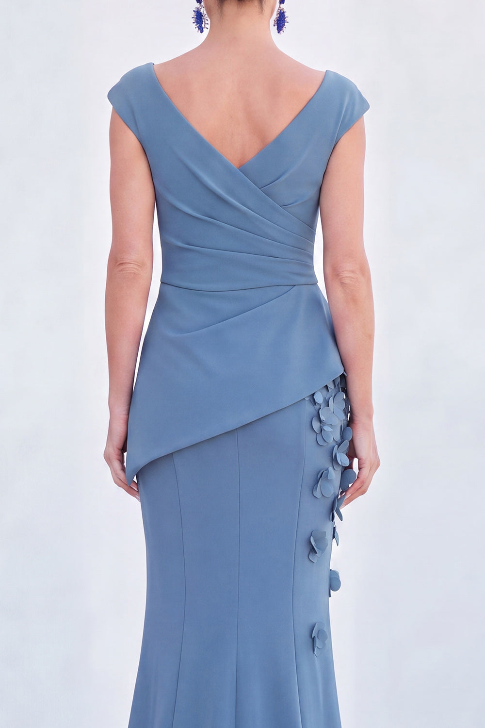 Robe longue de mère de la mariée ruchée avec col en V, manches courtes et motif floral bleu
