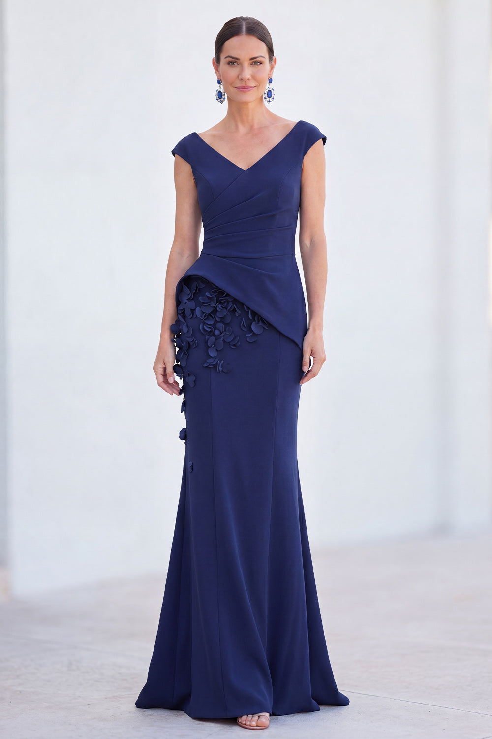 Robe longue de mère de la mariée ruchée avec col en V, manches courtes et motif floral bleu