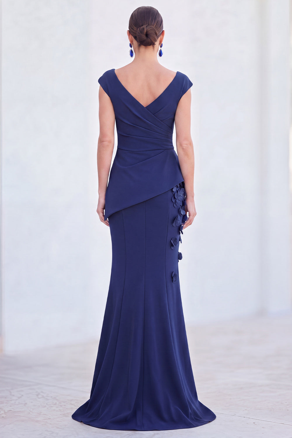 Robe longue de mère de la mariée ruchée avec col en V, manches courtes et motif floral bleu