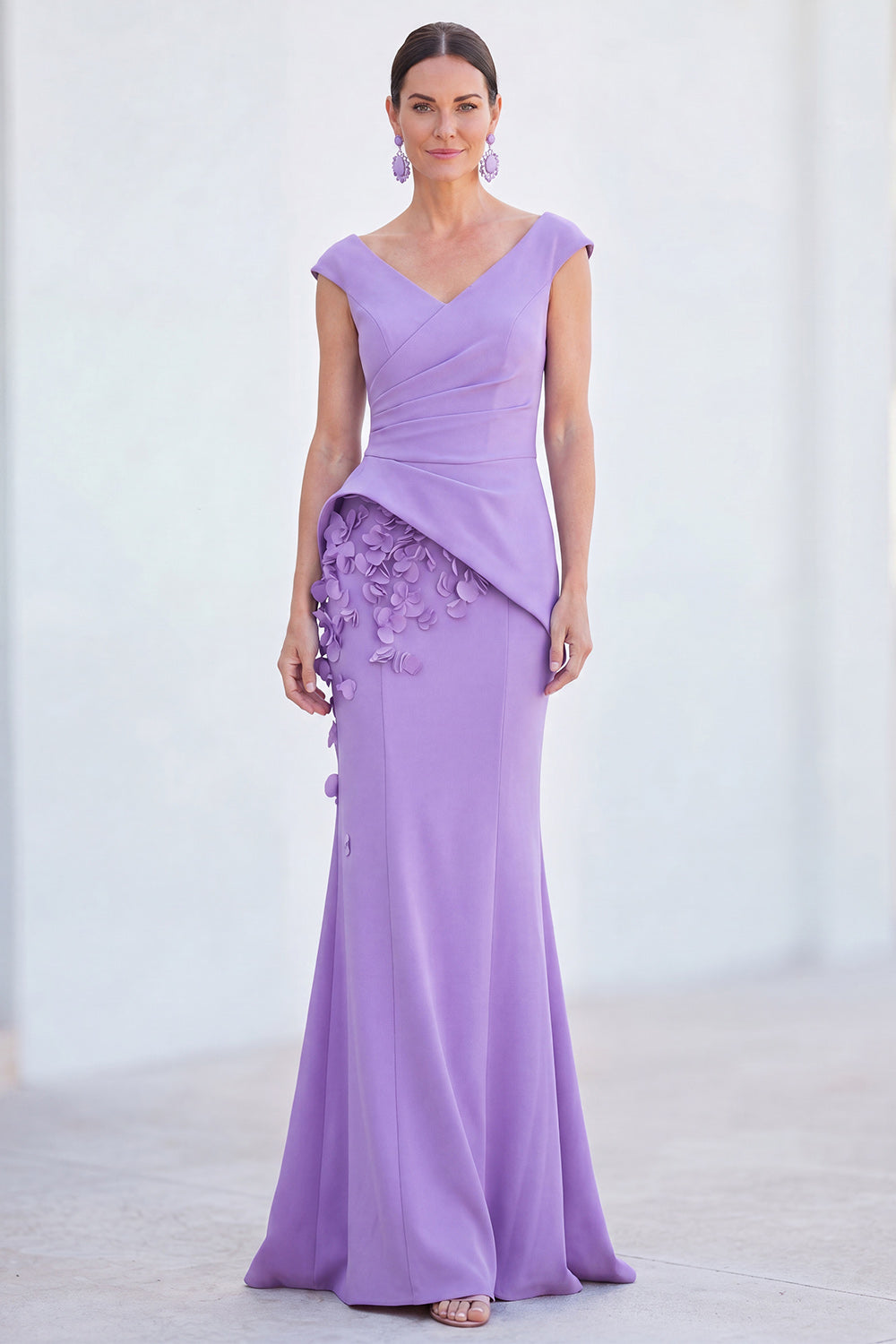 Robe longue de mère de la mariée ruchée avec col en V, manches courtes et motif floral bleu