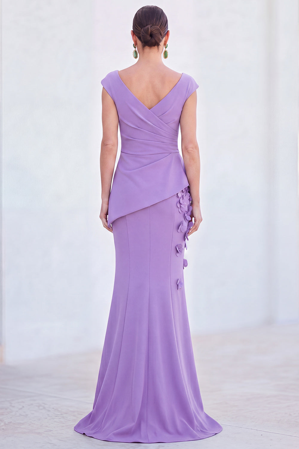 Robe longue de mère de la mariée ruchée avec col en V, manches courtes et motif floral bleu