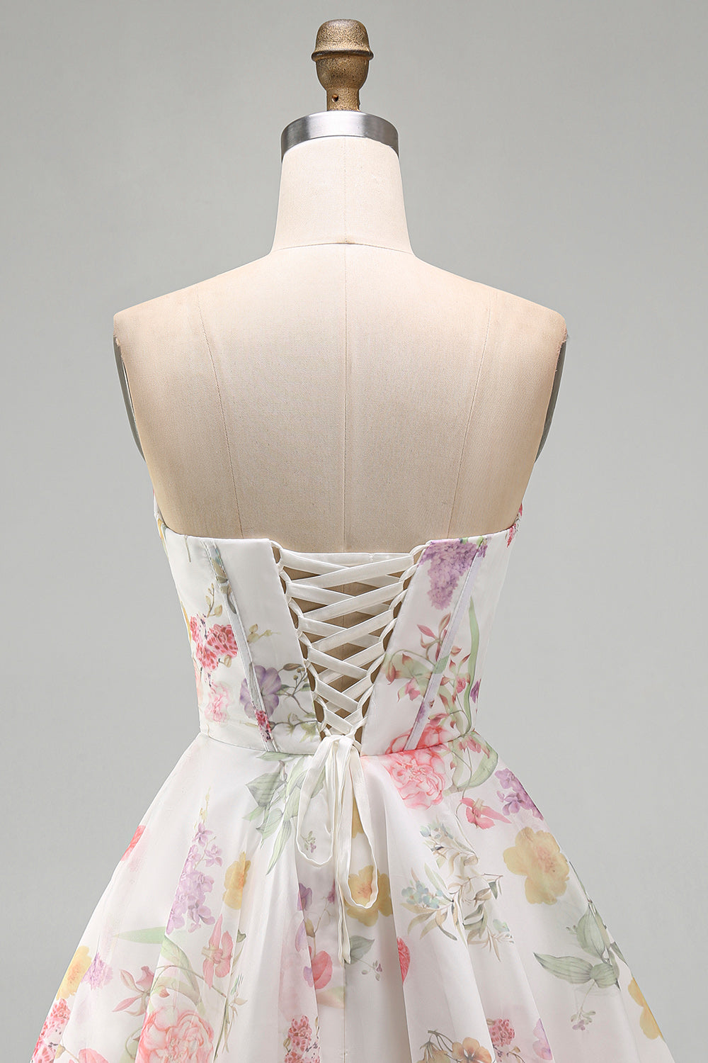 Robe de bal bustier coupe trapèze ivoire en mousseline de soie à fleurs avec corset froncé