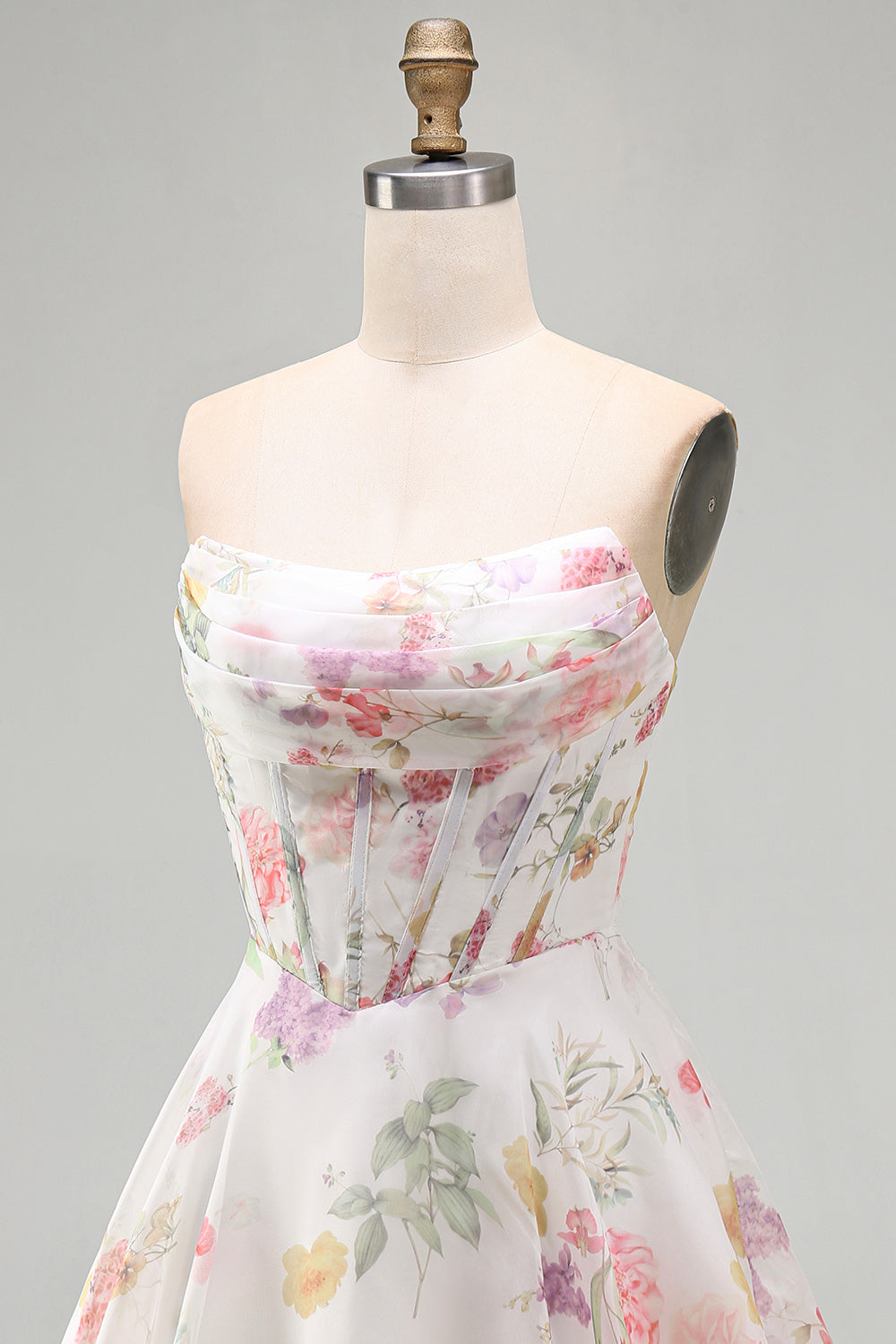 Robe de bal bustier coupe trapèze ivoire en mousseline de soie à fleurs avec corset froncé