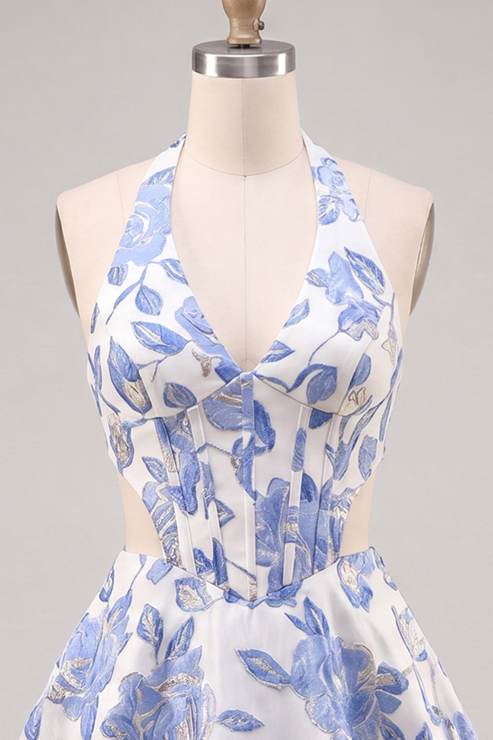 Robe de cocktail dos nu, coupe trapèze, à licou, bleu clair, avec découpes et motif floral
