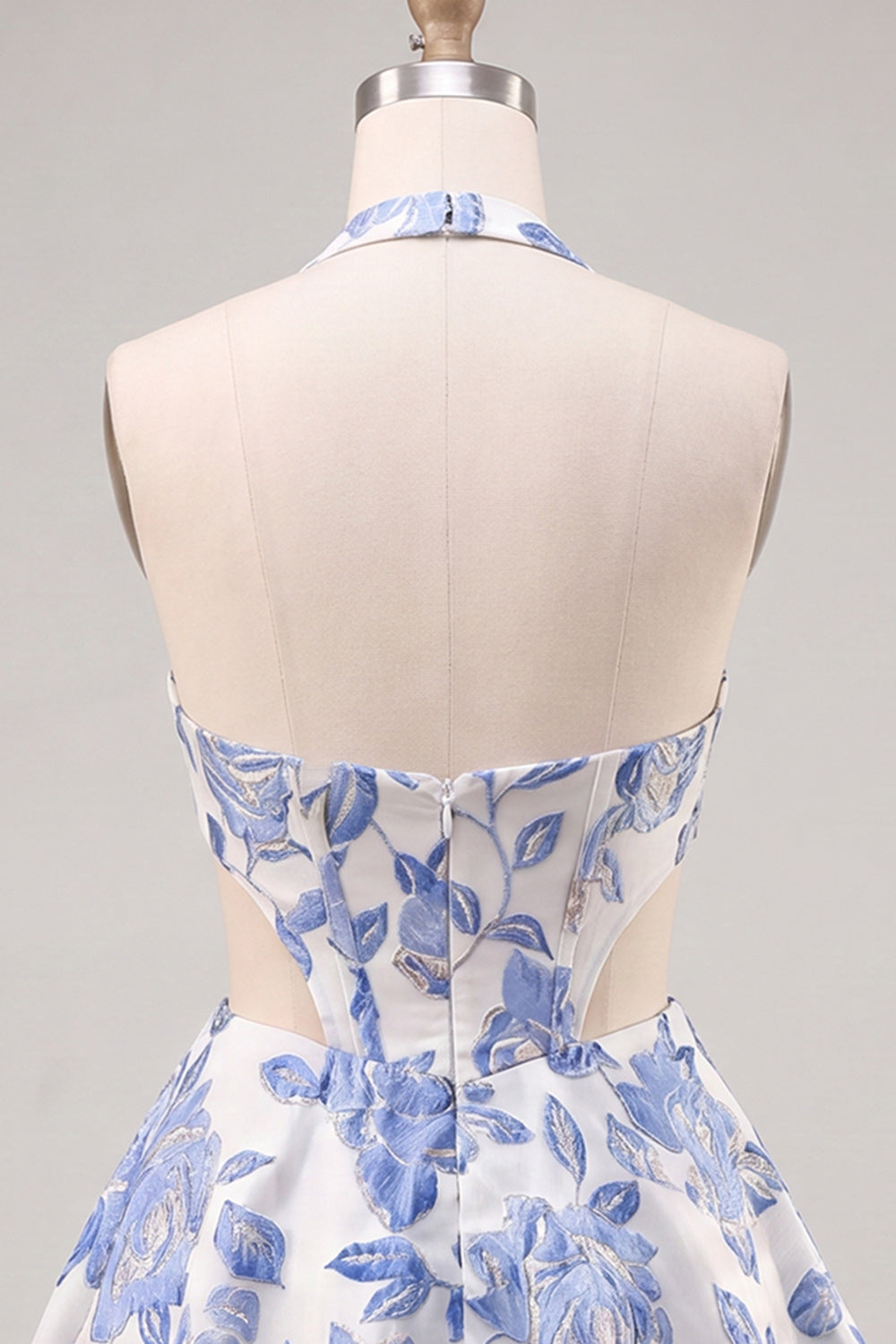 Robe de cocktail dos nu, coupe trapèze, à licou, bleu clair, avec découpes et motif floral
