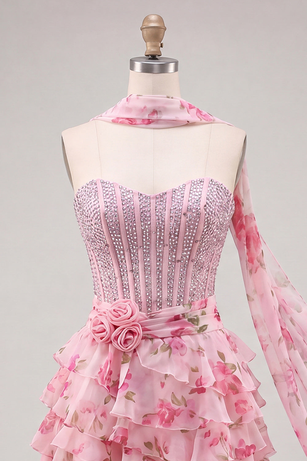 Robe de bal courte trapèze rose bustier cœur étagée florale perlée avec écharpe de cou