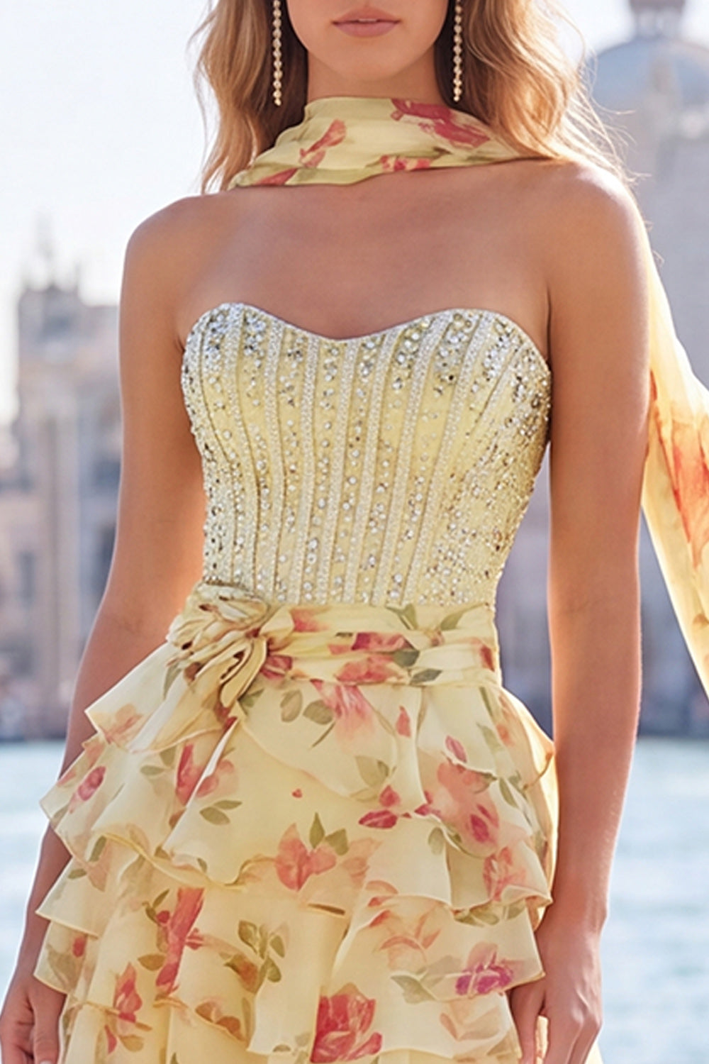 Robe de bal courte trapèze rose bustier cœur étagée florale perlée avec écharpe de cou
