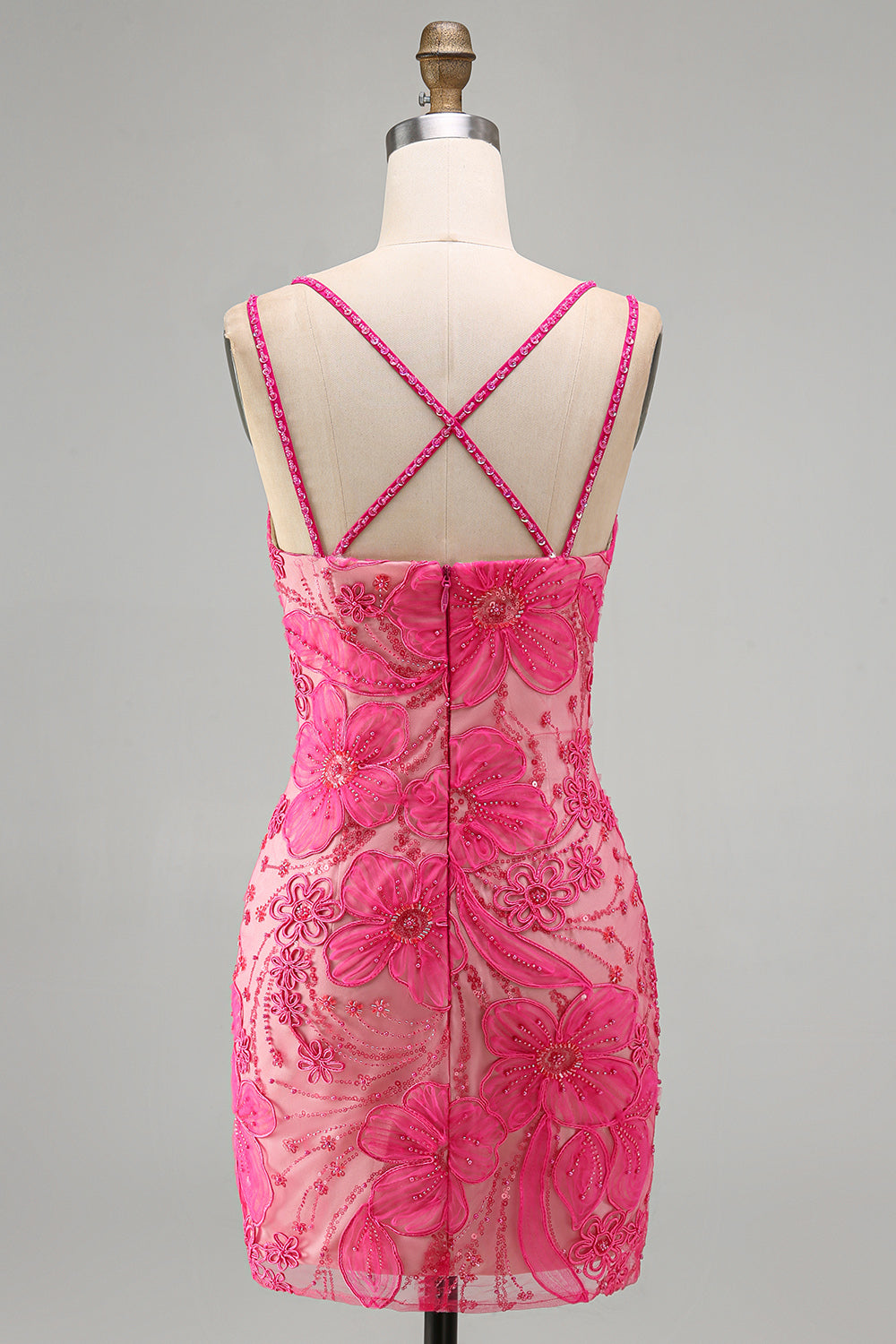 Robe courte de cocktail moulante bleu clair à fines bretelles, motif floral et perles