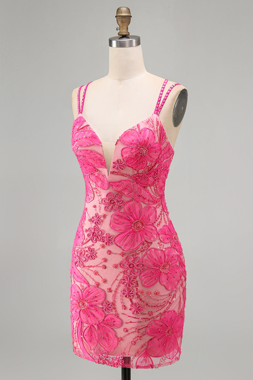 Robe courte de cocktail moulante bleu clair à fines bretelles, motif floral et perles
