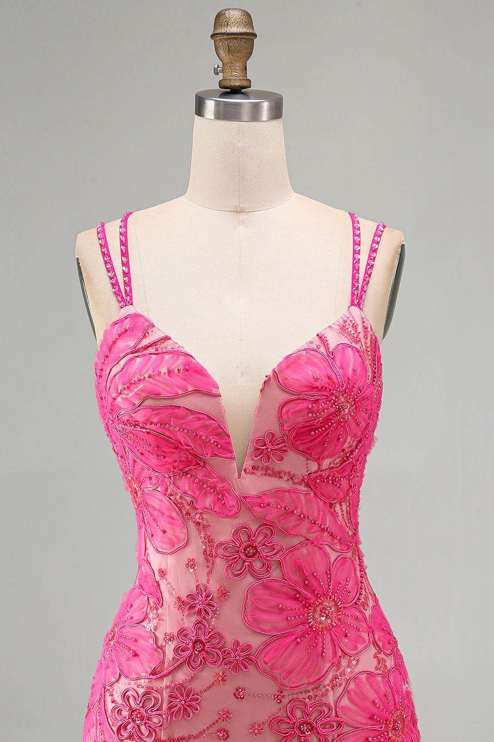 Robe courte de cocktail moulante bleu clair à fines bretelles, motif floral et perles